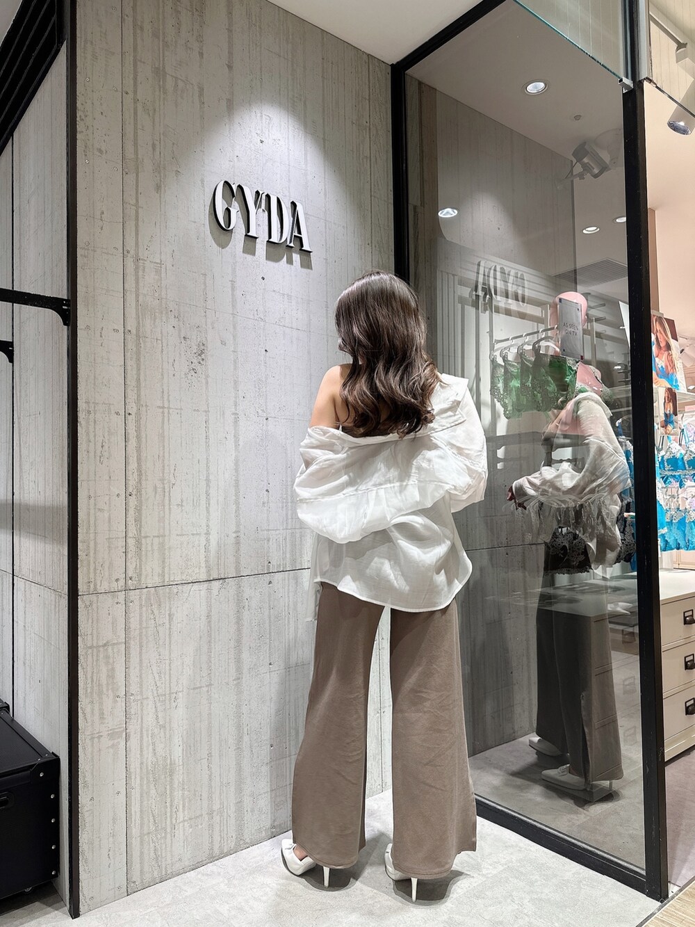 ベージュ系のつなぎ/オールインワン、ホワイト系のシャツ/ブラウス、ホワイト系のパンプスを着用したレディースの春コーディネートの2枚目の写真