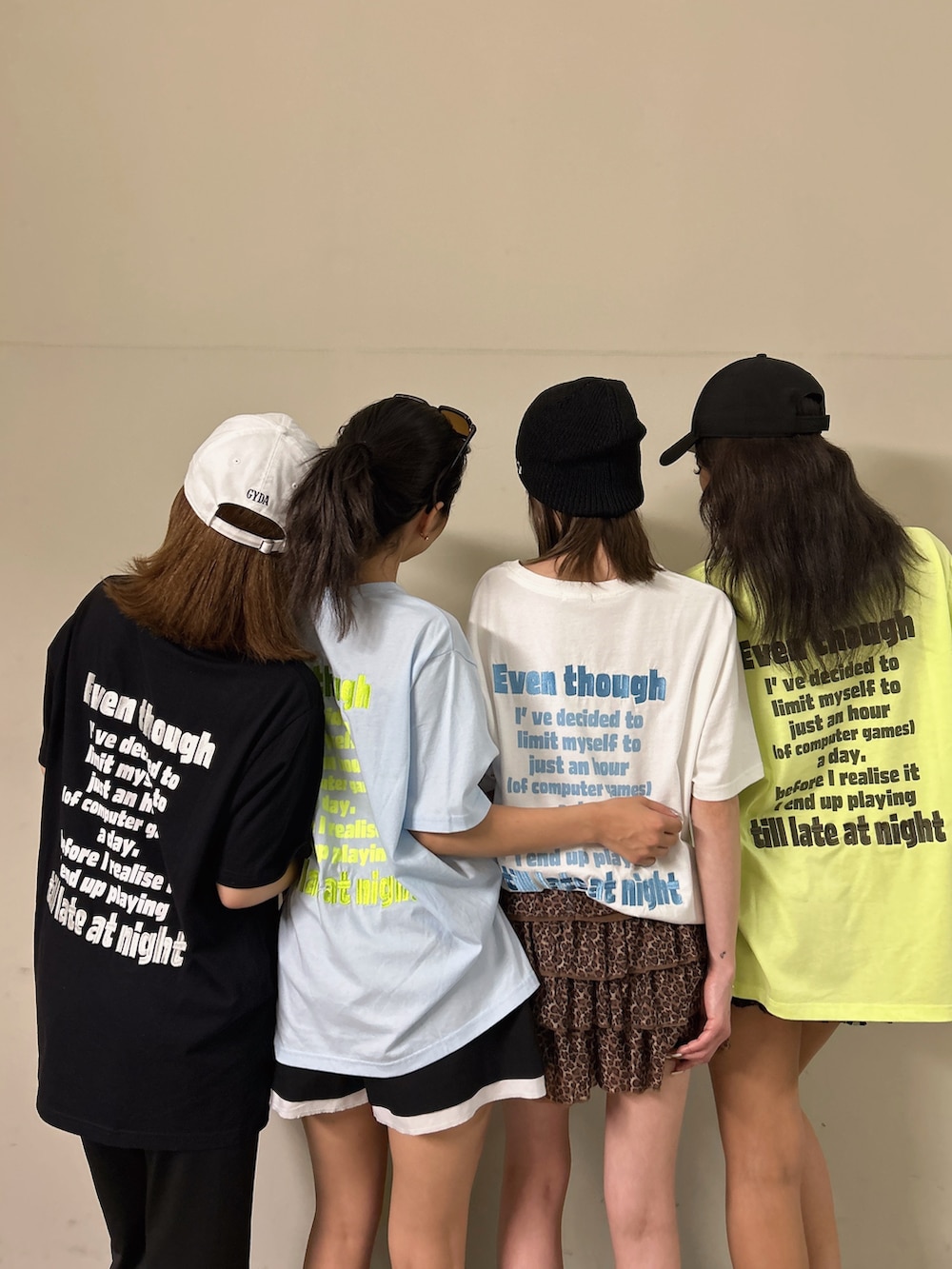 ホワイト系のTシャツ/カットソーを着用したレディースの夏コーディネートの2枚目の写真