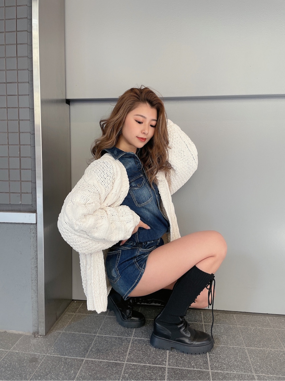 ブルー系のつなぎ/オールインワンを着用したレディースの春コーディネートの2枚目の写真