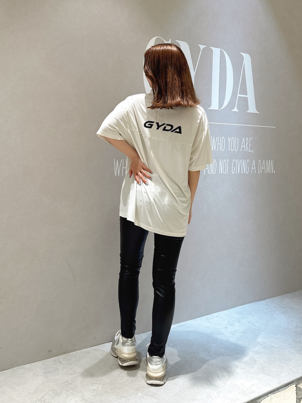 ブラック系のその他パンツ、ホワイト系のTシャツ/カットソー、ホワイト系のスニーカーを着用したレディースの夏コーディネートの2枚目の写真