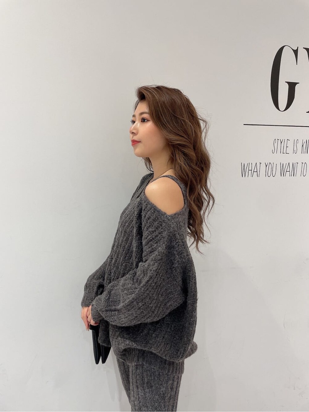 ブラック系のパンプス、グレー系のその他パンツ、ブラック系のショルダーバッグを着用したレディースの秋コーディネートの7枚目の写真