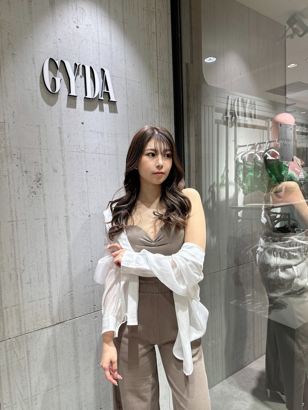 ベージュ系のつなぎ/オールインワン、ホワイト系のシャツ/ブラウス、ホワイト系のパンプスを着用したレディースの春コーディネートの5枚目の写真