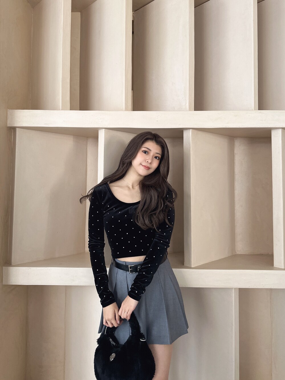 ブラック系のブーツ、ブラック系のTシャツ/カットソー、グレー系のスカートを着用したレディースの秋コーディネートの8枚目の写真