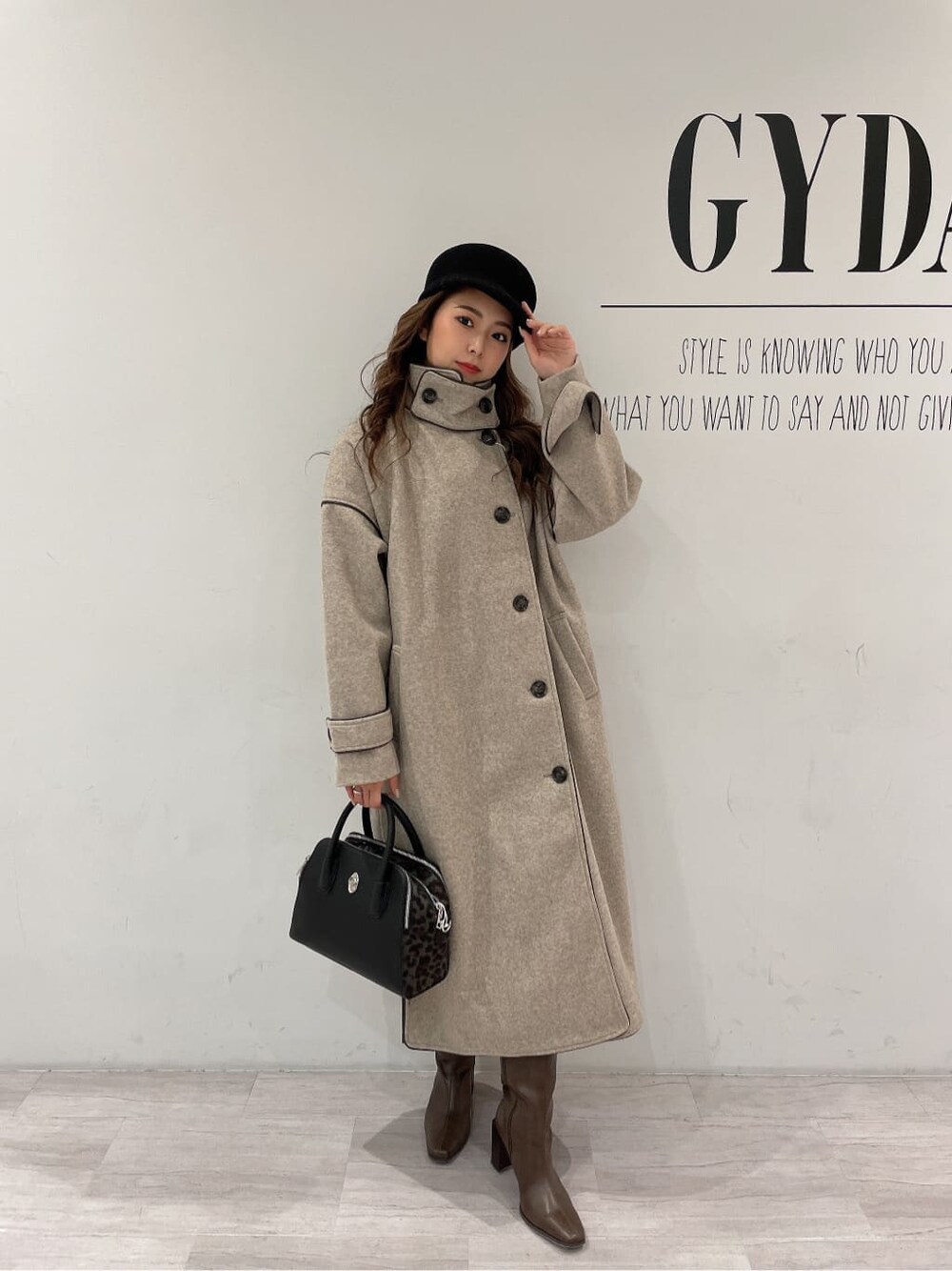 ブラウン系のブーツ、ブルー系のデニムパンツ、ホワイト系のTシャツ/カットソーを着用したレディースの秋コーディネートの3枚目の写真