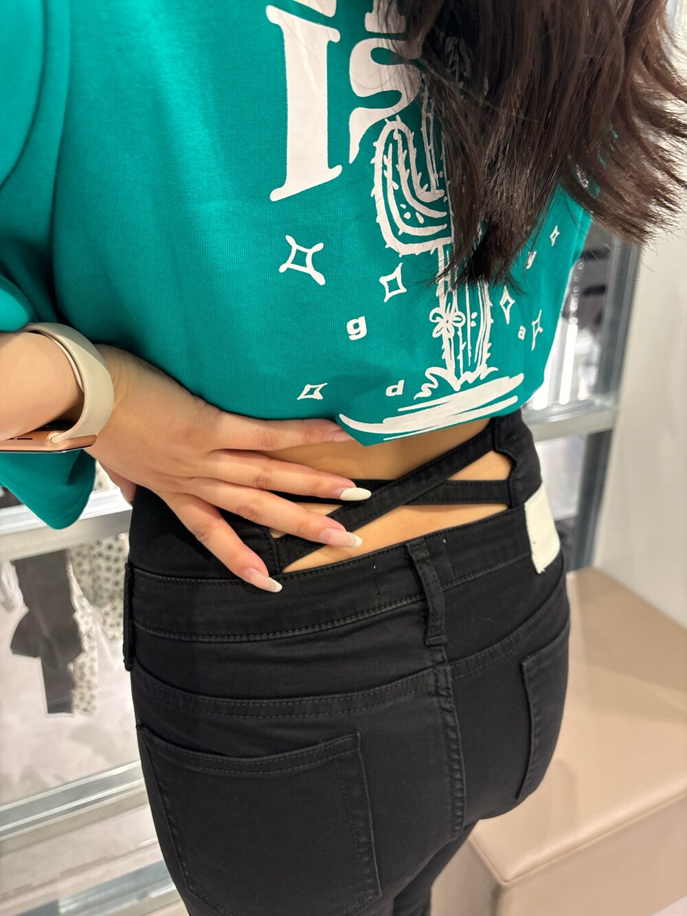 ホワイト系のサンダル、ブラック系のデニムパンツ、グリーン系のTシャツ/カットソーを着用したレディースの夏コーディネートの5枚目の写真