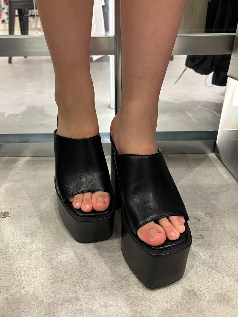 ブラック系のサンダル、ホワイト系のTシャツ/カットソー、ブラック系のデニムスカートを着用したレディースの夏コーディネートの7枚目の写真