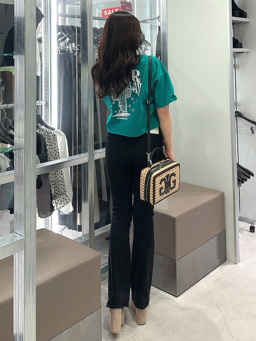 ホワイト系のサンダル、ブラック系のデニムパンツ、グリーン系のTシャツ/カットソーを着用したレディースの夏コーディネートの3枚目の写真