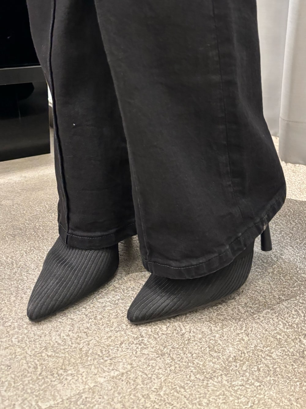 ブラック系のパンプス、ブラック系のサロペット/オーバーオール、ホワイト系のカーディガン/ボレロを着用したレディースの春コーディネートの4枚目の写真