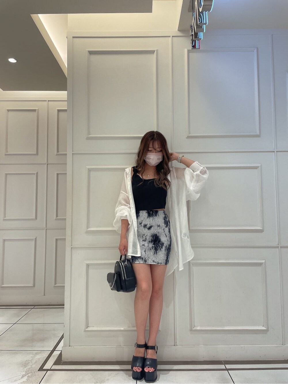 その他のスカート、ブラック系のサンダル、ブラック系のキャミソールを着用したレディースの春コーディネートの4枚目の写真