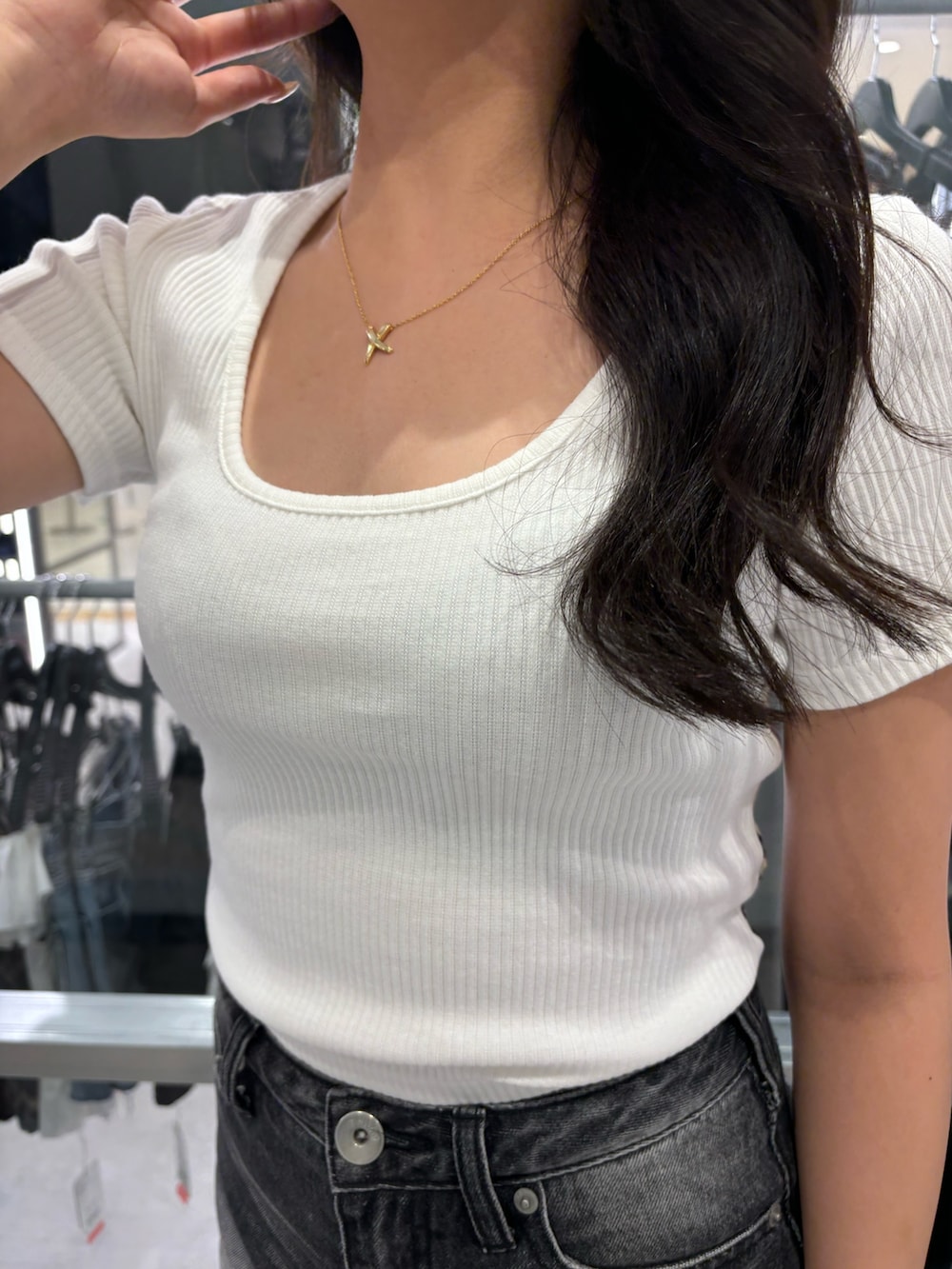 ブラック系のサンダル、ホワイト系のTシャツ/カットソー、ブラック系のデニムスカートを着用したレディースの夏コーディネートの5枚目の写真