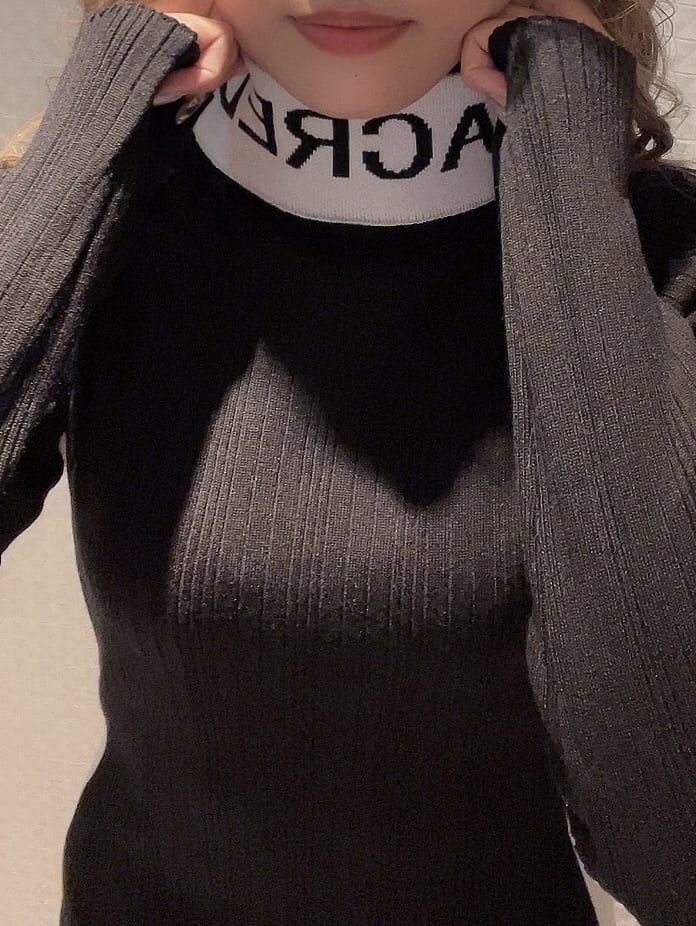 ブラック系のブーツ、ブラック系のワンピースを着用したレディースの秋コーディネートの3枚目の写真