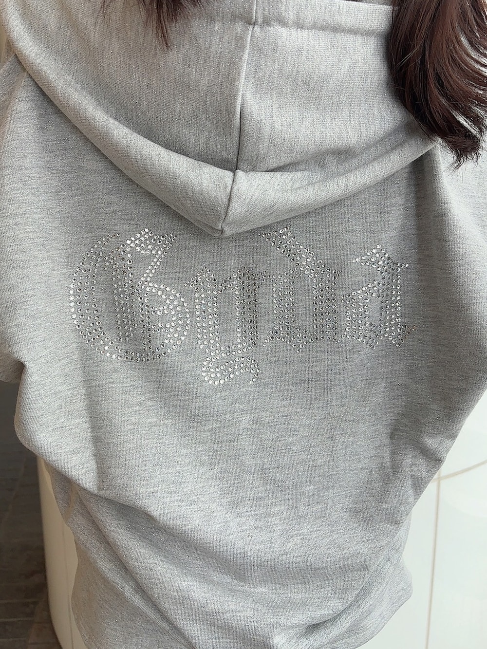 グレー系のその他パンツ、ブラック系のサンダル、ブラック系のパーカーを着用したレディースの夏コーディネートの4枚目の写真