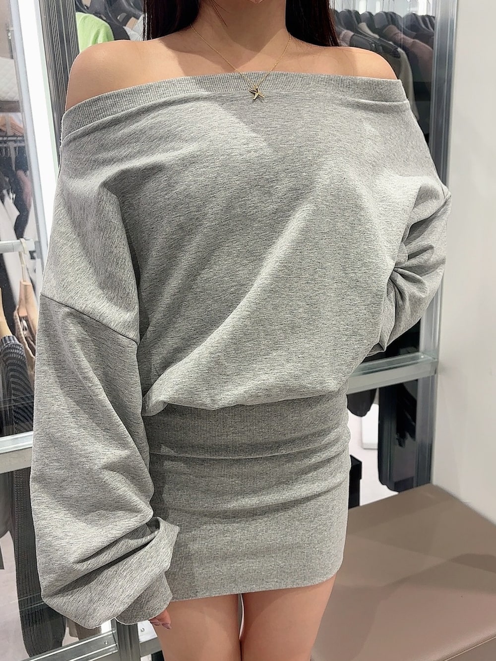 「GYDAのGYGYドッキングオフショルスウェットワンピース（ワンピース、グレー系）」を使った、yuukaさん（レディース・150cm）の秋コーディネートの4枚目の写真