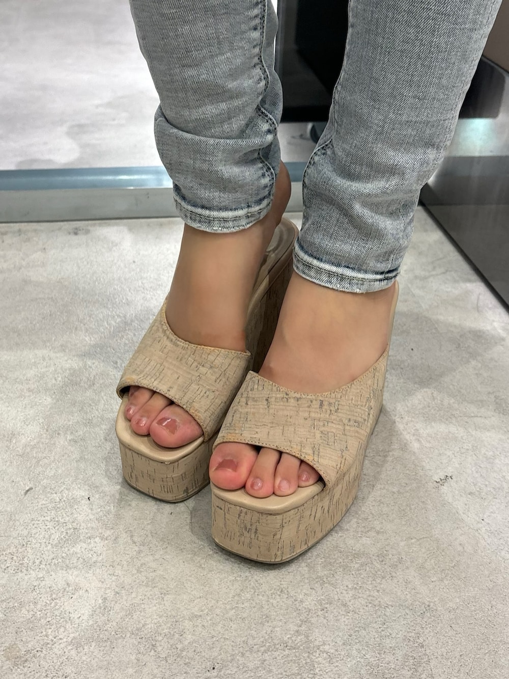 ホワイト系のサンダル、ホワイト系のチューブトップ、ブルー系のデニムパンツを着用したレディースの夏コーディネートの6枚目の写真