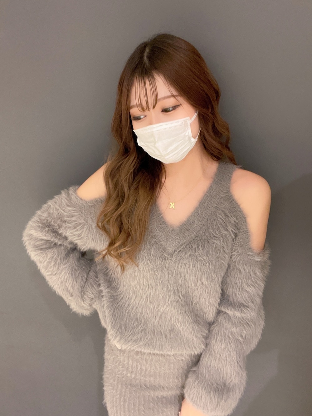 ベージュ系のワンピース、ブラック系のブーツを着用したレディースの秋コーディネートの3枚目の写真