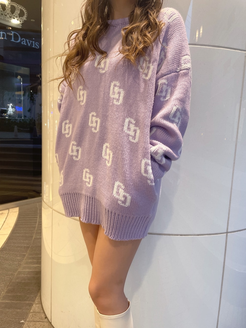 パープル系のニット/セーター、ブラック系のデニムパンツ、ホワイト系のブーツを着用したレディースの冬コーディネートの5枚目の写真