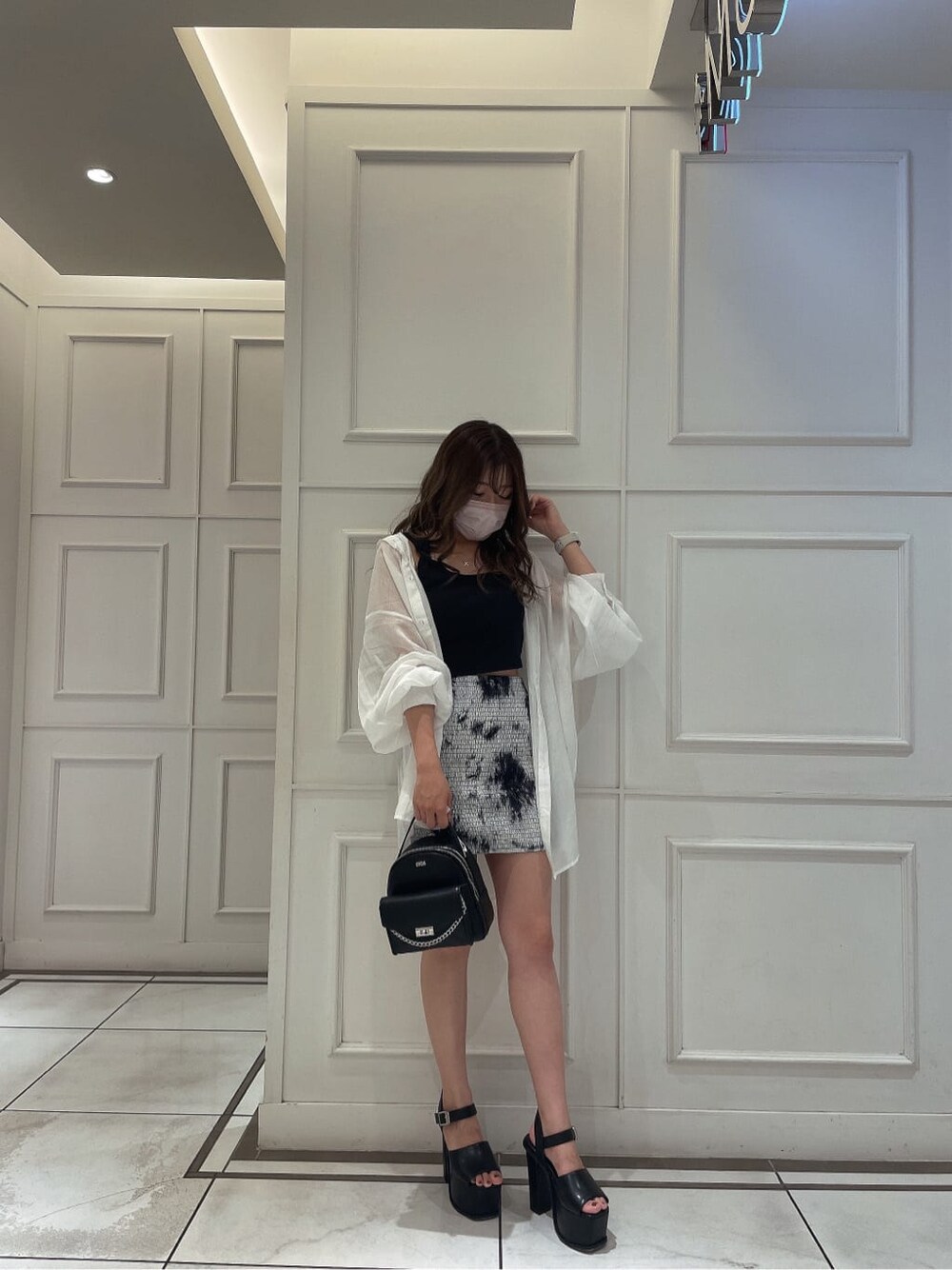 その他のスカート、ブラック系のサンダル、ブラック系のキャミソールを着用したレディースの春コーディネートの3枚目の写真