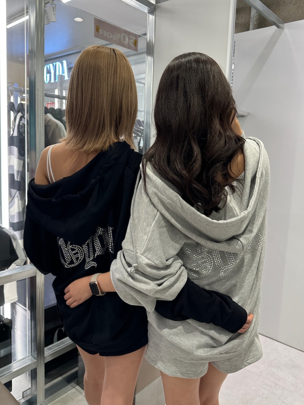 グレー系のその他パンツ、ブラック系のサンダル、ブラック系のパーカーを着用したレディースの夏コーディネートの8枚目の写真