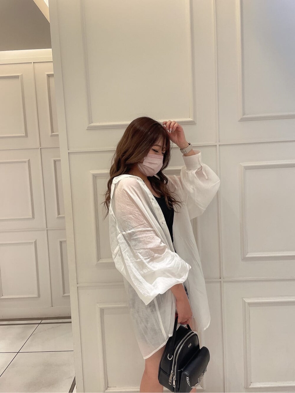 その他のスカート、ブラック系のサンダル、ブラック系のキャミソールを着用したレディースの春コーディネートの2枚目の写真