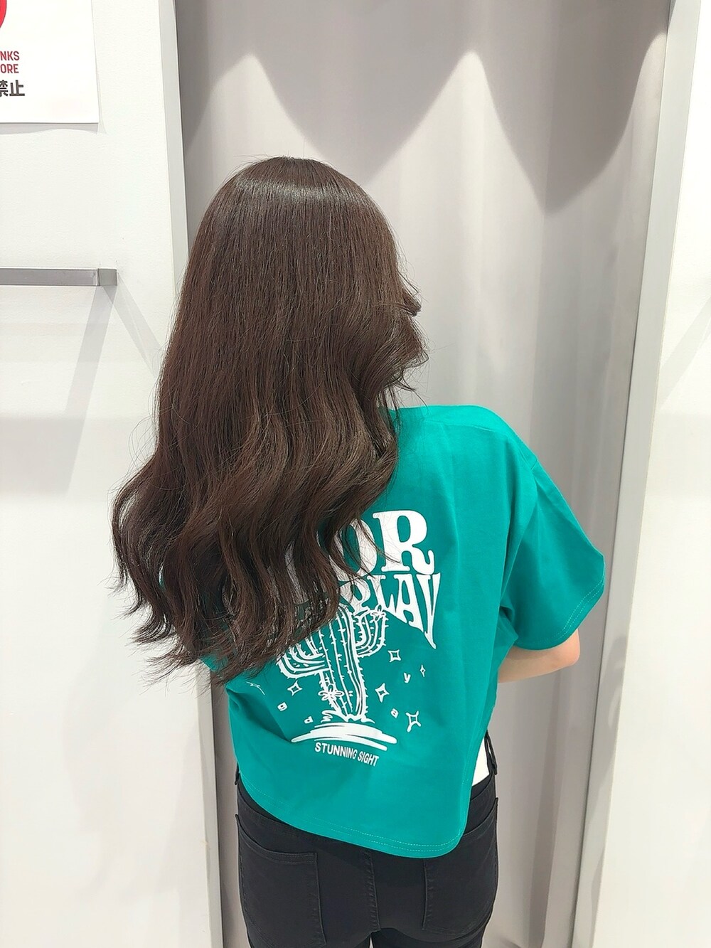 ホワイト系のサンダル、ブラック系のデニムパンツ、グリーン系のTシャツ/カットソーを着用したレディースの夏コーディネートの6枚目の写真