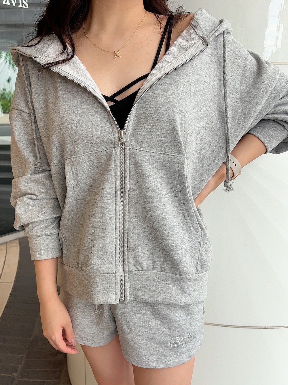 グレー系のその他パンツ、ブラック系のサンダル、ブラック系のパーカーを着用したレディースの夏コーディネートの5枚目の写真