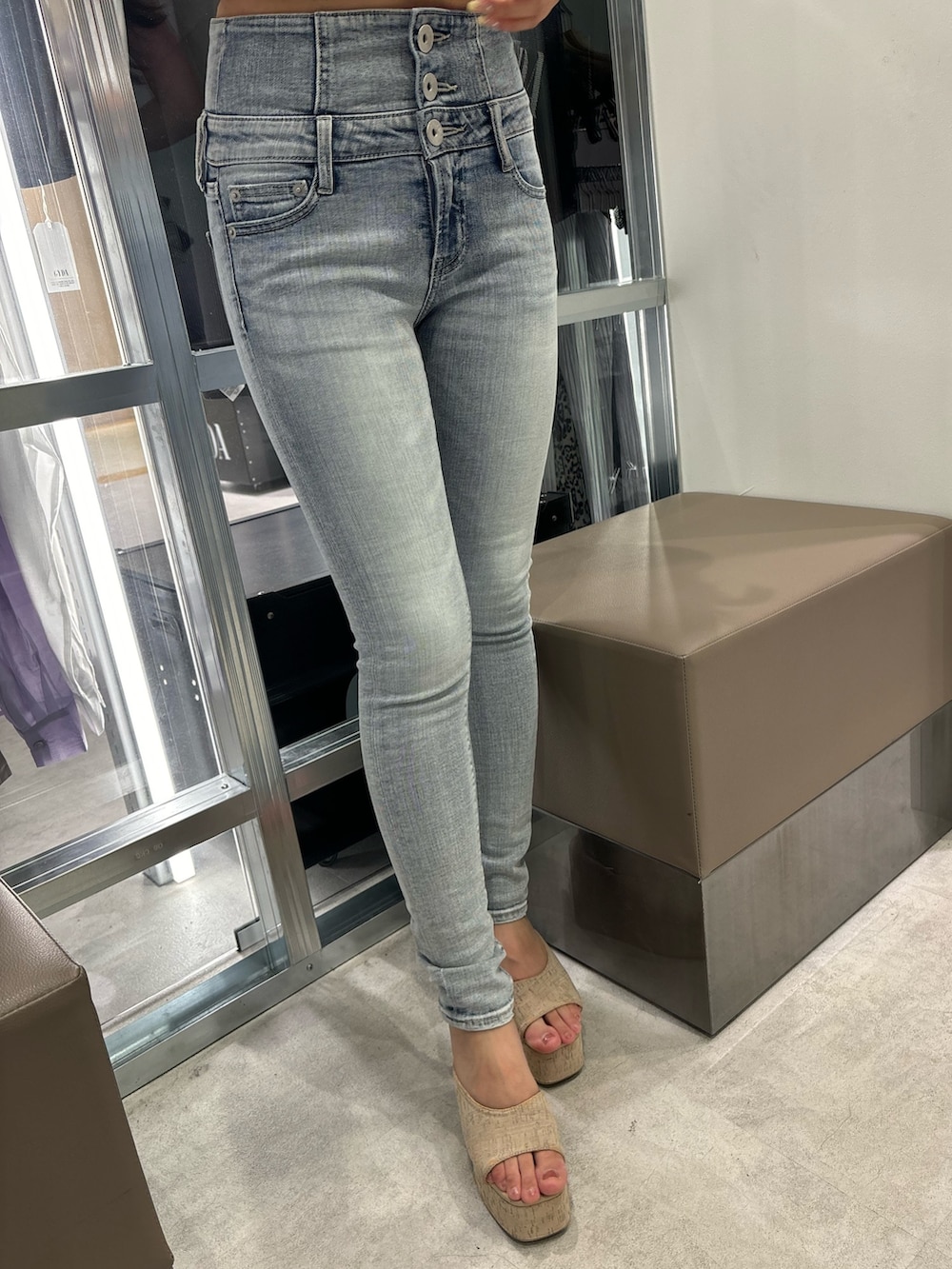 ホワイト系のサンダル、ホワイト系のチューブトップ、ブルー系のデニムパンツを着用したレディースの夏コーディネートの5枚目の写真