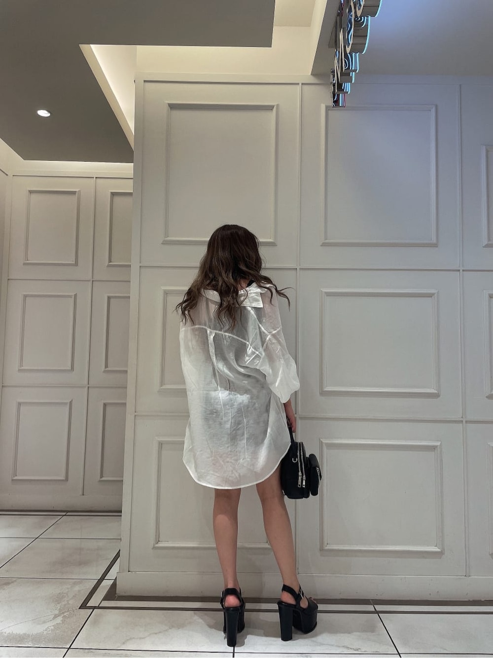 その他のスカート、ブラック系のサンダル、ブラック系のキャミソールを着用したレディースの春コーディネートの5枚目の写真