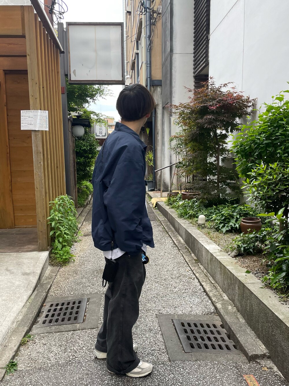 ブラック系のデニムパンツを着用したメンズの春コーディネートの2枚目の写真
