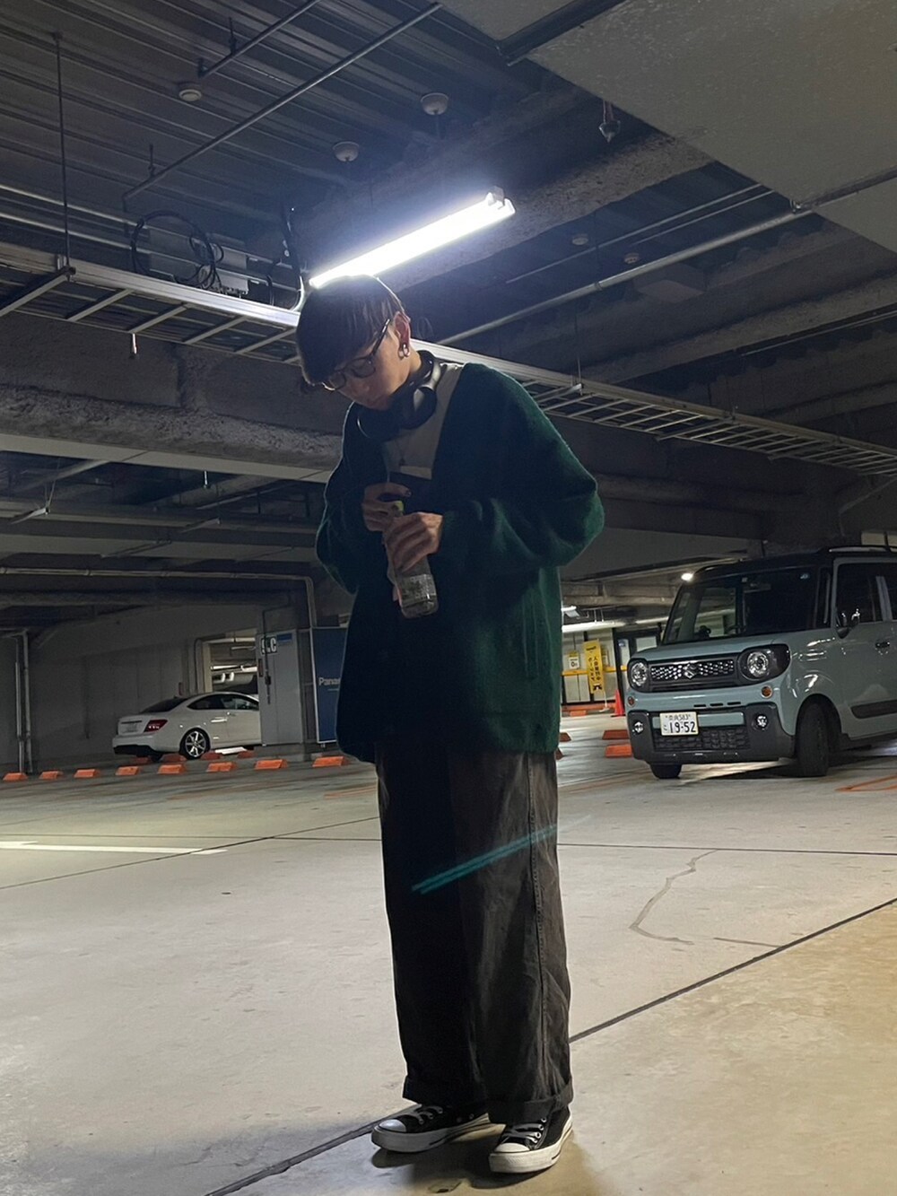 ブラック系のデニムパンツを着用したメンズの春コーディネートの2枚目の写真