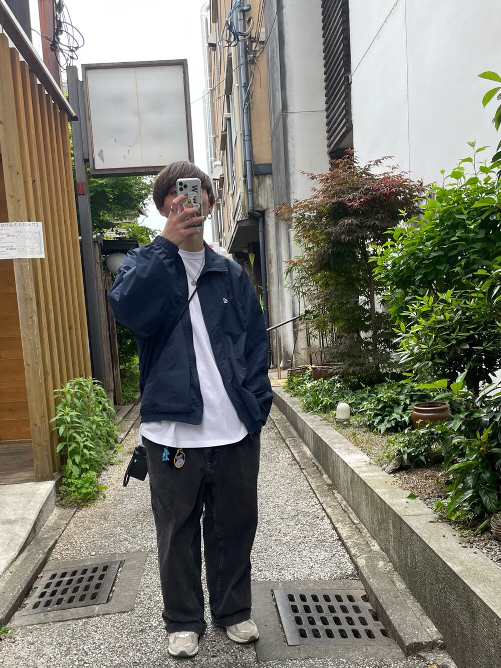 ブラック系のデニムパンツを着用したメンズの春コーディネートの3枚目の写真