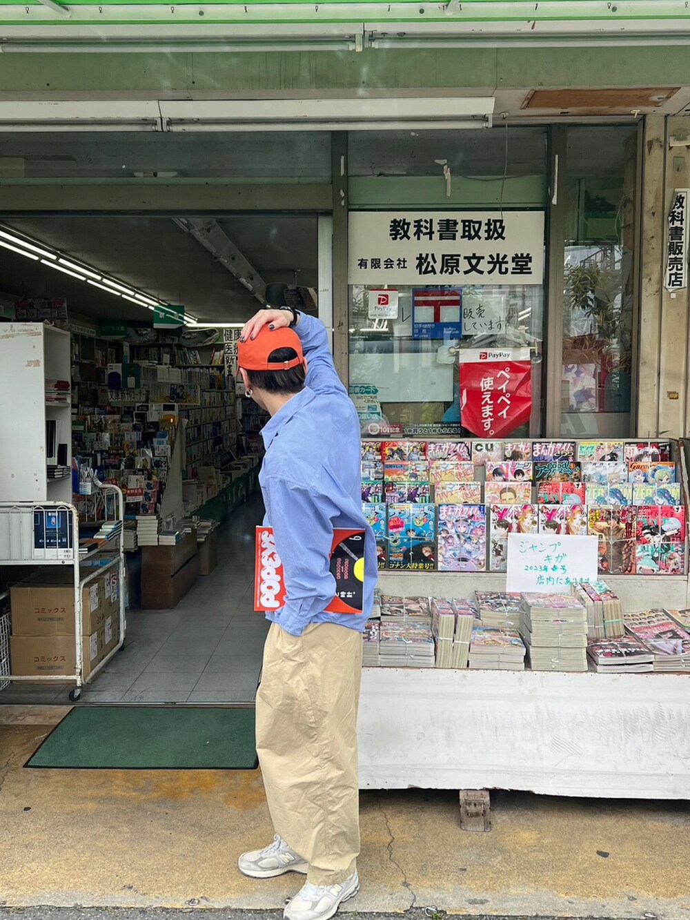 ブルー系のシャツ/ブラウスを着用したメンズの春コーディネートの3枚目の写真