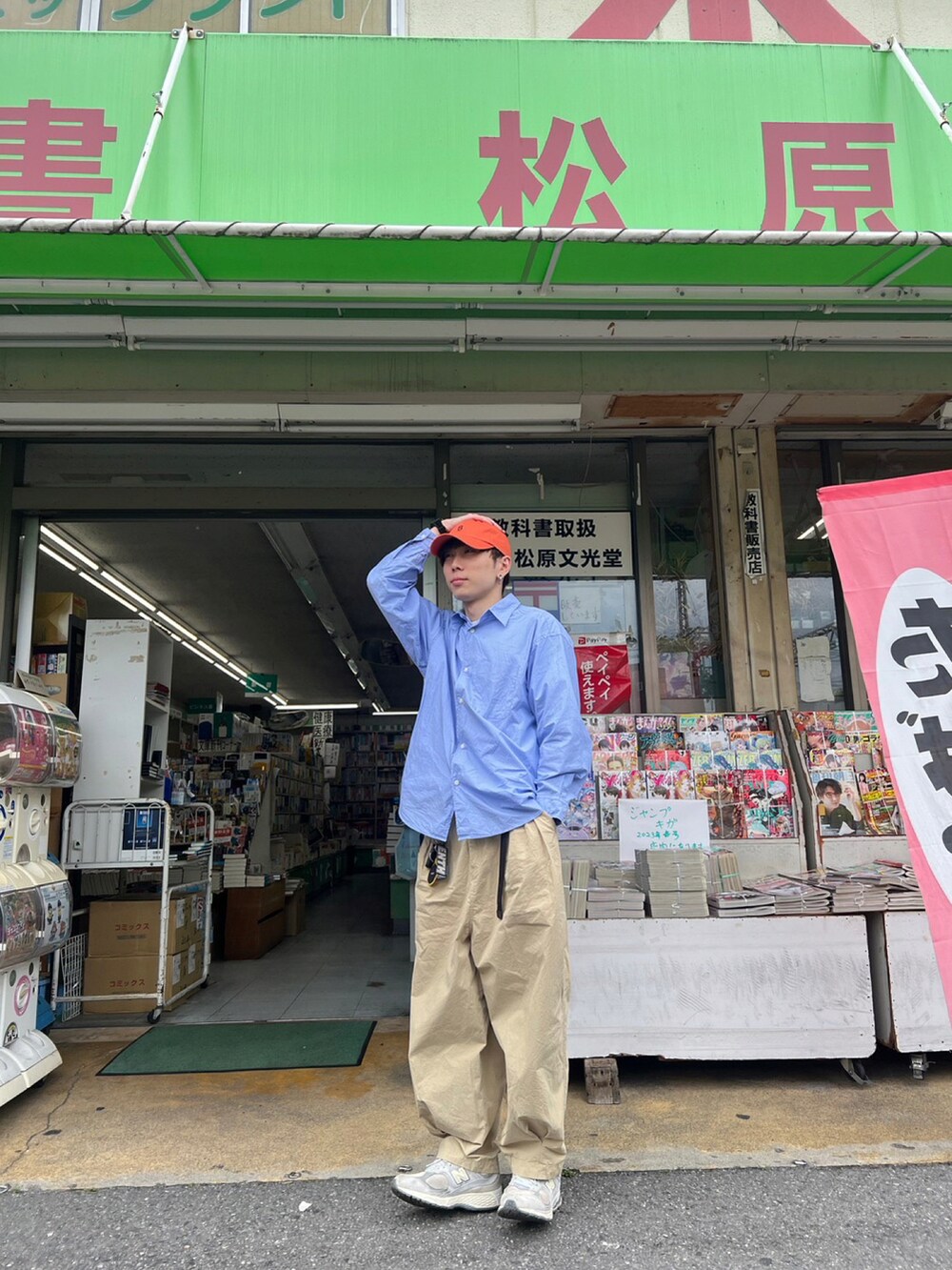 ブルー系のシャツ/ブラウスを着用したメンズの春コーディネートの2枚目の写真
