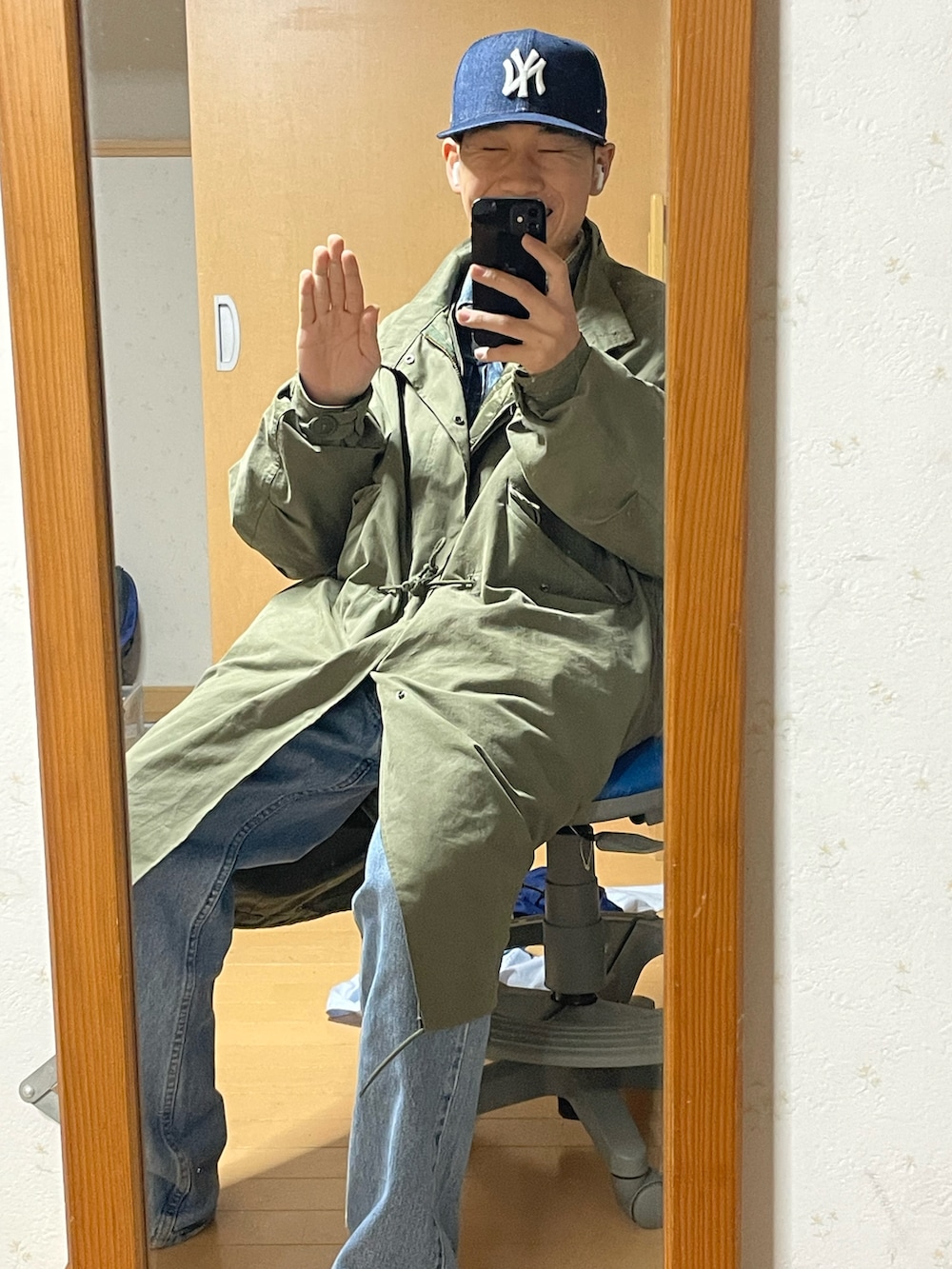 グリーン系のモッズコート、ブルー系のデニムジャケット、グリーン系のシャツ/ブラウスを着用したメンズの冬コーディネートの2枚目の写真