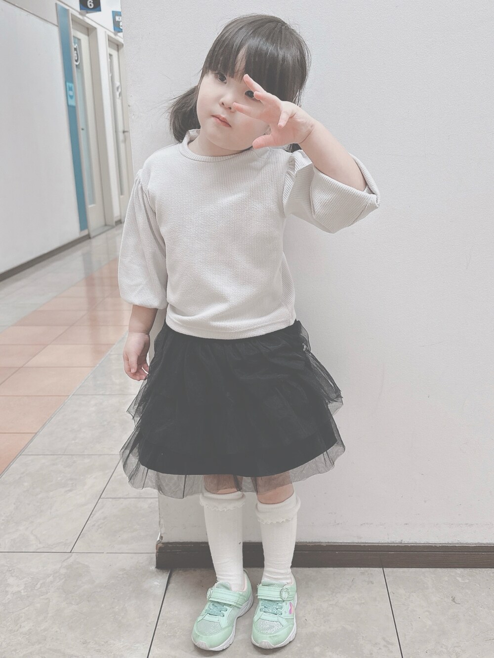 「冬、秋冬コーデ、発表会、発表会コーデ、パニエ、キッズコーデ、おんなのこ、4歳、おしゃれさんと繋がりたい、アプレレクール」｜「apres les coursのチュールティアード&ハート柄インパンツ付きスカート（スカート、ホワイト系）」を使った、AMUさん（レディース・90cm）の冬コーディネートの2枚目の写真