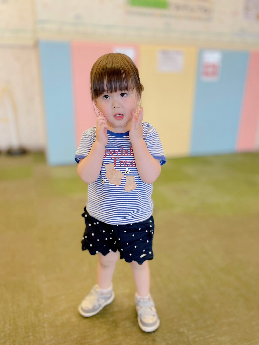 「パンツスタイル、今日のコーデ、スニーカー、夏コーデ」｜「petit mainの【オーガビッツ】リンガーロゴTシャツ（Tシャツ/カットソー、ブルー系）」を使った、AMUさん（レディース・90cm）の夏コーディネートの2枚目の写真