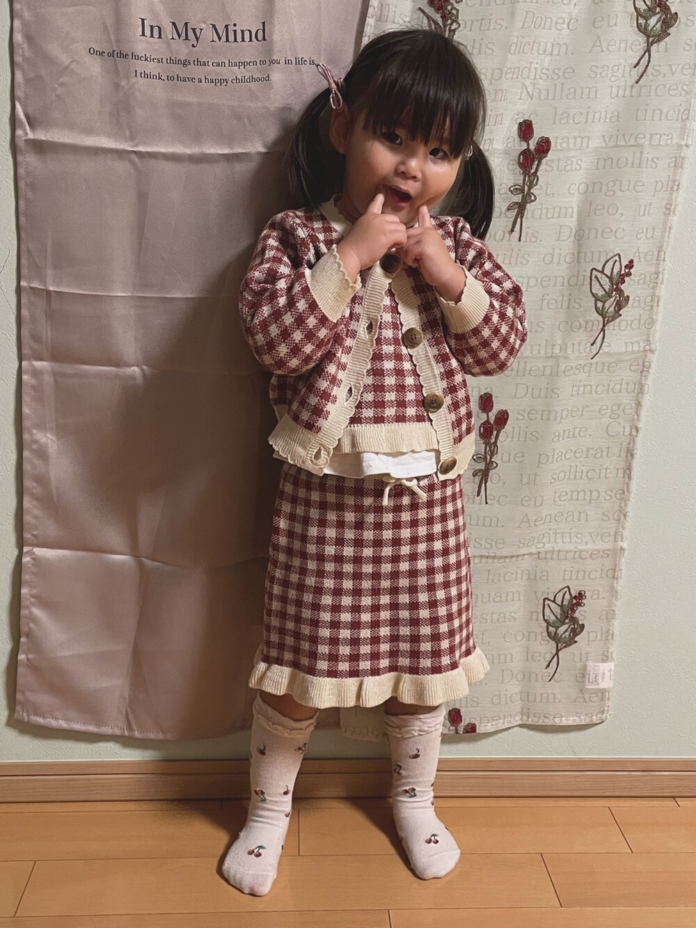 「秋ルック紹介するよ、秋コーデ、秋服準備はじめました、オトナカワイイ、秋🍁コーデ、ニット、ニットカーディガン、キッズコーデ、プティマイン(petit main)」｜「petit mainのクロシェチューリップハット（キャップ、ホワイト系）」を使った、AMUさん（レディース・90cm）の秋コーディネートの2枚目の写真