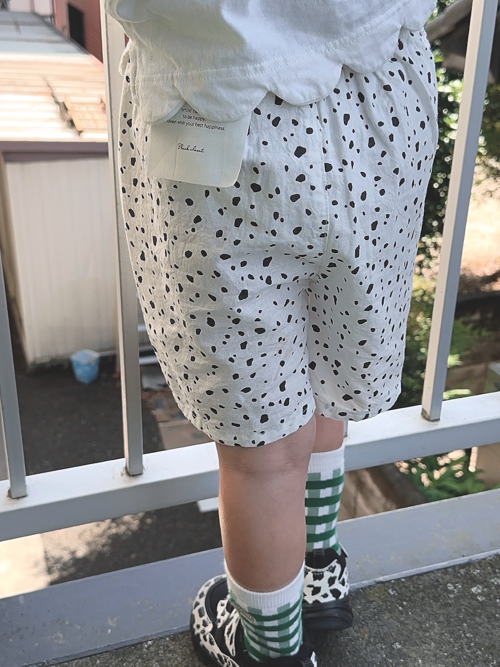 「プチプラ、チュール、パンツスタイル、初夏コーデ、春夏コーデ、ギンガムチェック、こどもコーデ、4歳、4歳女の子、おんなのこ」｜「apres les coursのアイテム（Tシャツ/カットソー、ホワイト系）」を使った、AMUさん（レディース・90cm）の夏コーディネートの2枚目の写真
