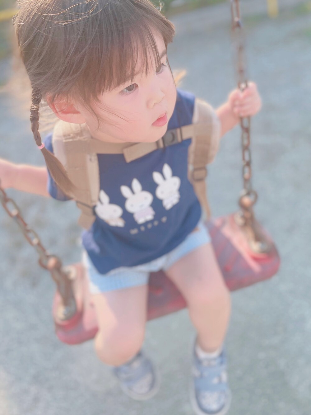 「お洒落さんとつながりたい、保育園コーデ、夏だ！Tシャツ着よう！、カジュアル、スニーカーコーデ、ミッフィー、スヌーピー、みつあみ」｜「petit mainの【ミッフィー】 お洋服Tシャツ（Tシャツ/カットソー、ブルー系）」を使った、AMUさん（レディース・90cm）の夏コーディネートの4枚目の写真