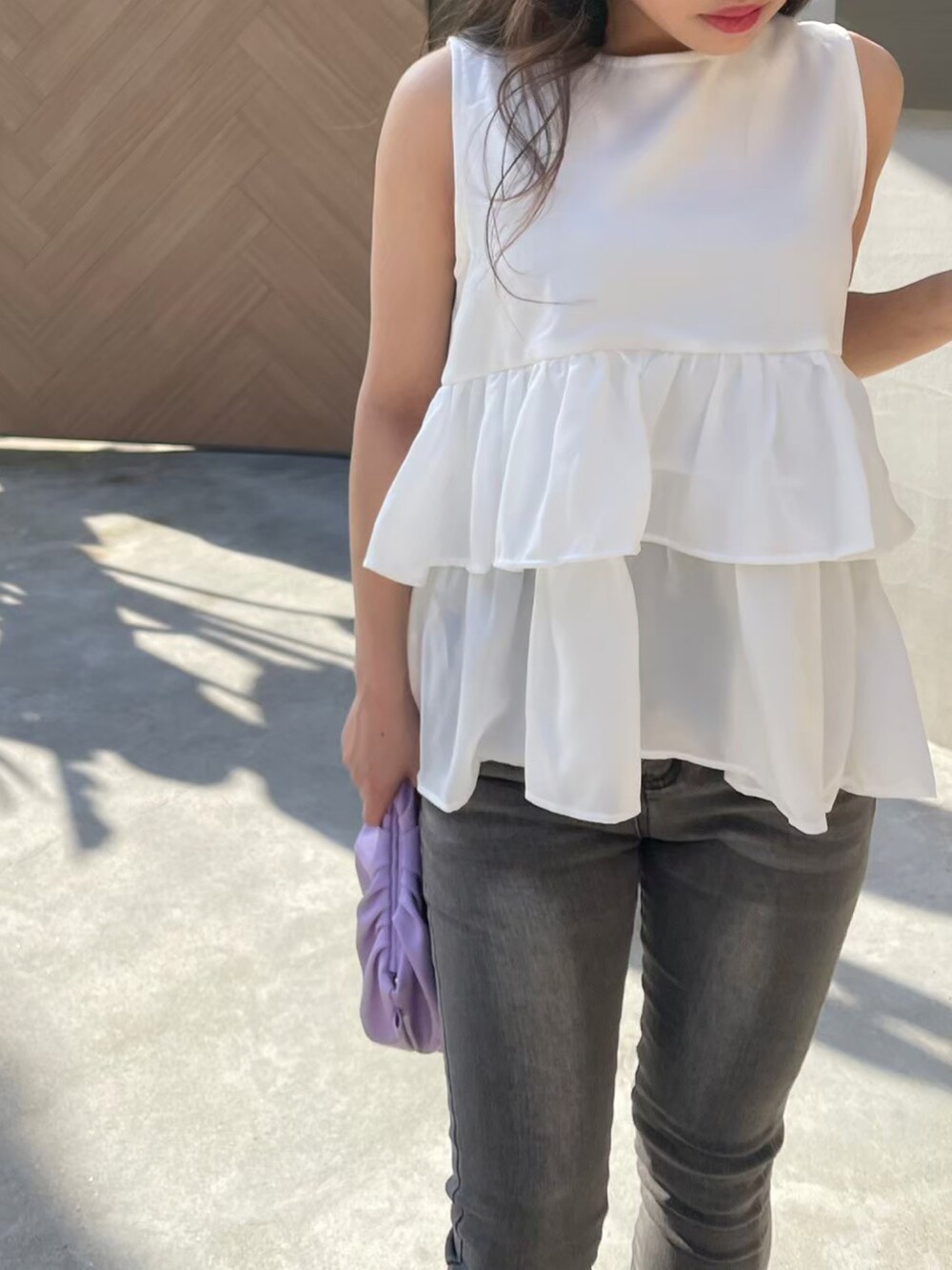 ホワイト系のTシャツ/カットソー、グレー系のデニムパンツ、パープル系のショルダーバッグを着用したレディースの春コーディネートの3枚目の写真