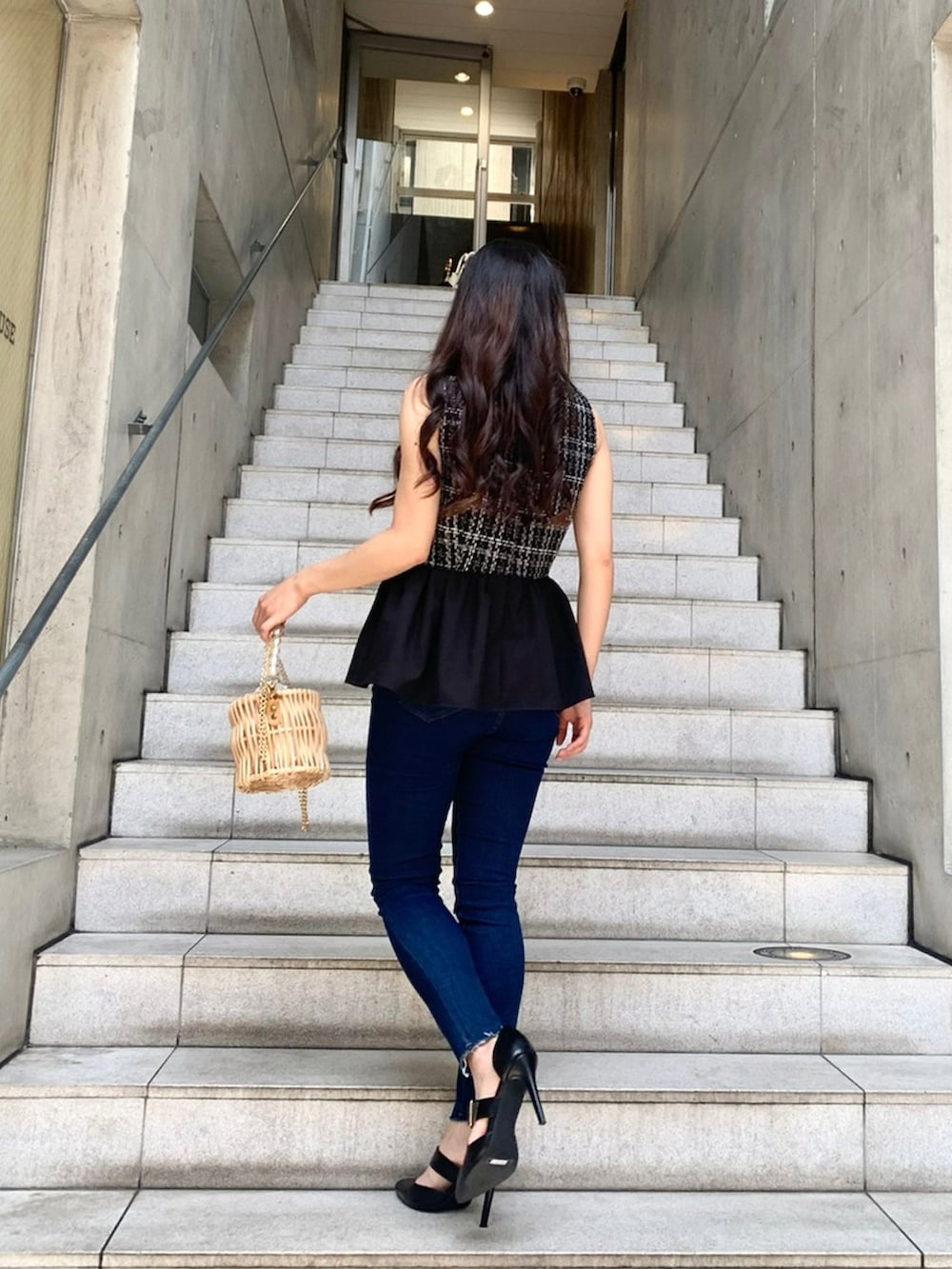 ブラック系のTシャツ/カットソー、ブルー系のデニムパンツ、ベージュ系のかごバッグを着用したレディースの夏コーディネートの2枚目の写真