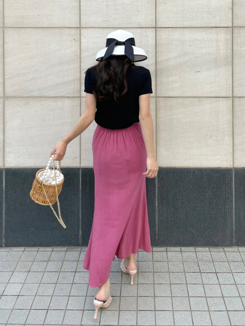 ピンク系のサンダル、ピンク系のスカート、ブラック系のTシャツ/カットソーを着用したレディースの夏コーディネートの3枚目の写真