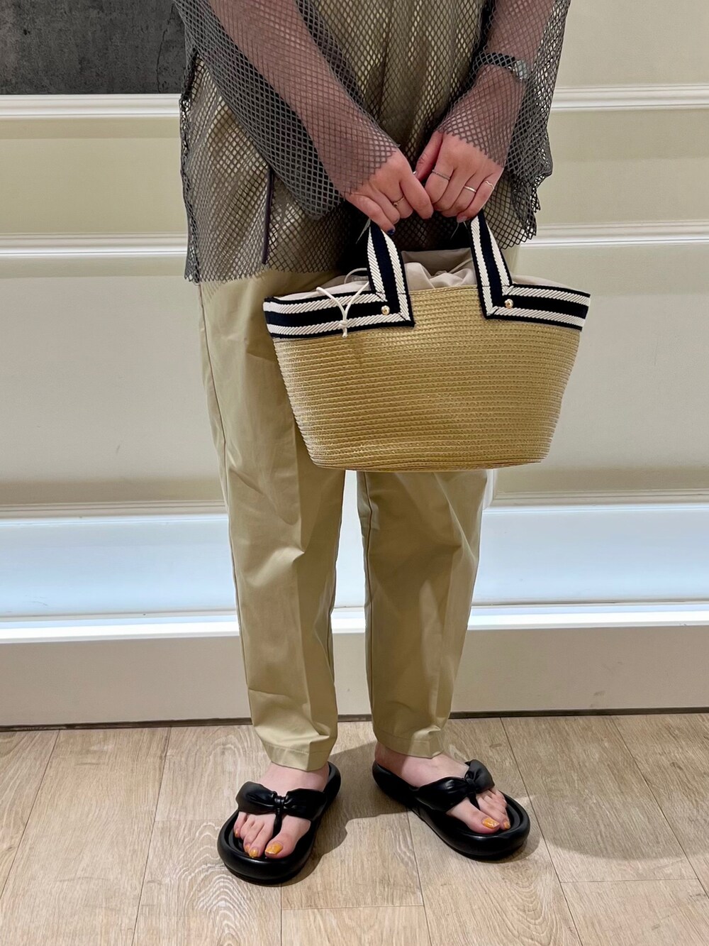 「NIRVANA、ニルヴァーナ、バンドT、メッシュニット、メッシュトップス、テーパードパンツ、マリンパンツ、チノパン、春夏コーデ、お出かけコーデ、カジュアルコーデ、トレンドコーデ、夏、サンダルコーデ、春夏」｜「GOOD ROCK SPEEDの【GOOD ROCK SPEED/グッドロックスピード】BAND T（Tシャツ/カットソー、グレー系）」を使った、katosanpiiiさん（レディース・161cm）の春コーディネートの2枚目の写真