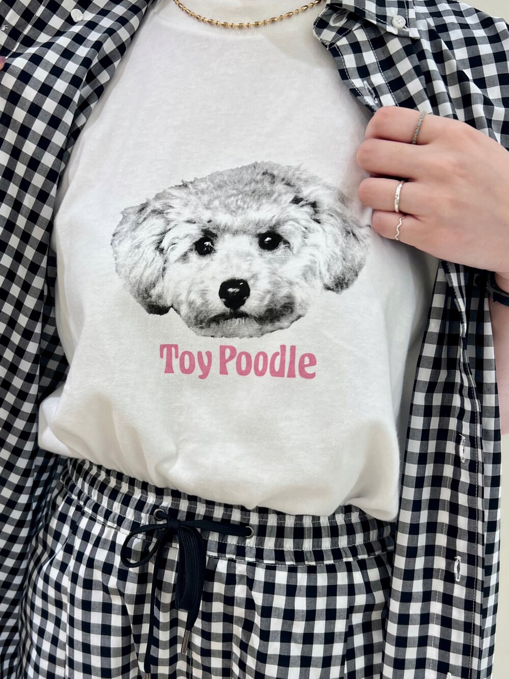 ベージュ系のサンダル、ホワイト系のTシャツ/カットソー、ブラック系のシャツ/ブラウスを着用したレディースの夏コーディネートの2枚目の写真