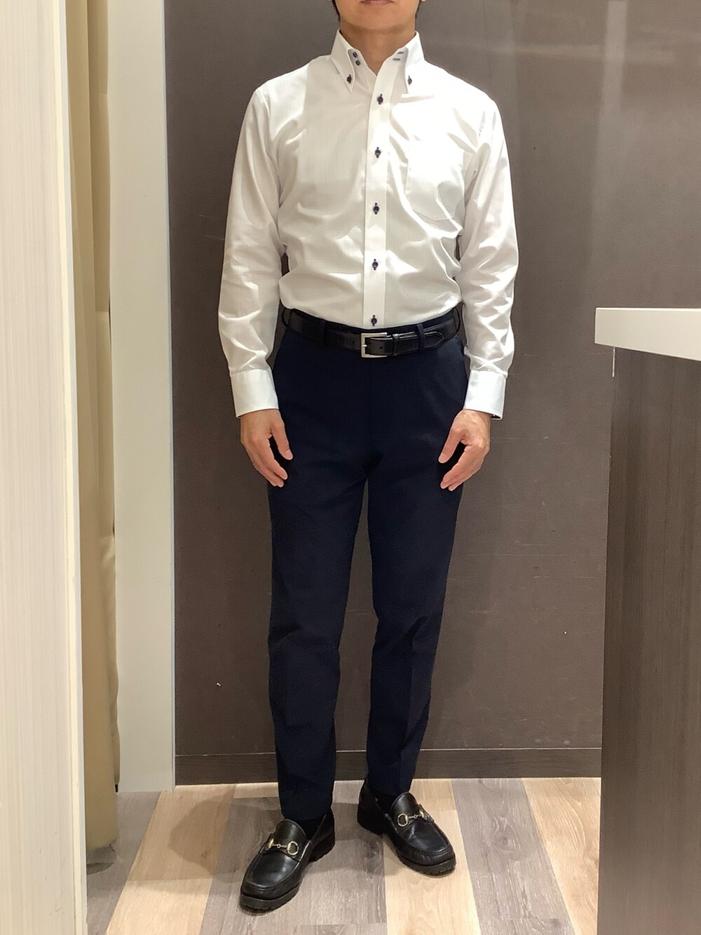 ブルー系のベストを着用したメンズの秋コーディネートの3枚目の写真