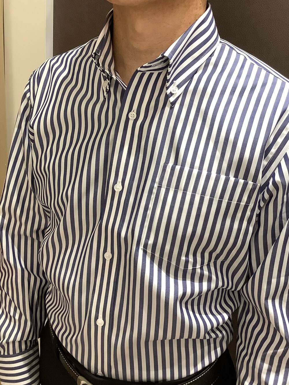 ブルー系のビジネスシャツを着用したメンズの春コーディネートの3枚目の写真