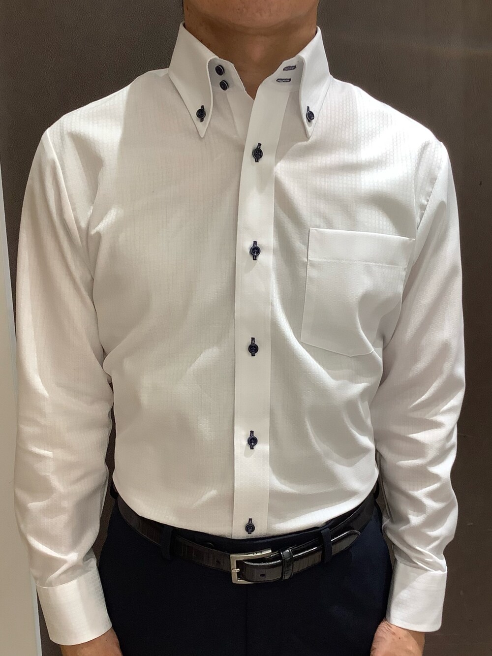 ブルー系のベストを着用したメンズの秋コーディネートの4枚目の写真