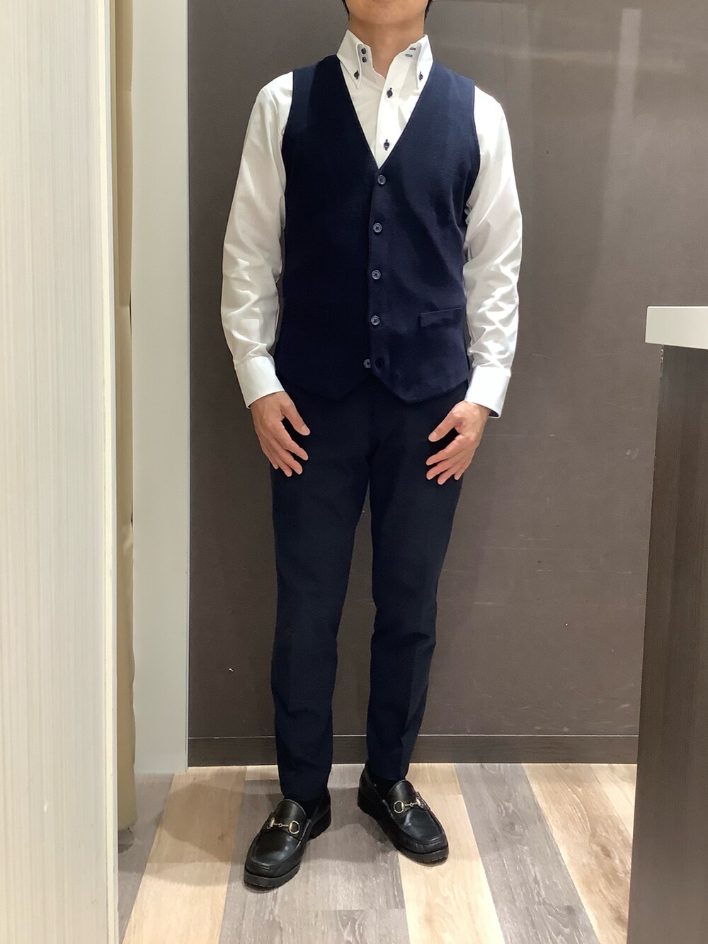 ブルー系のベストを着用したメンズの秋コーディネートの2枚目の写真