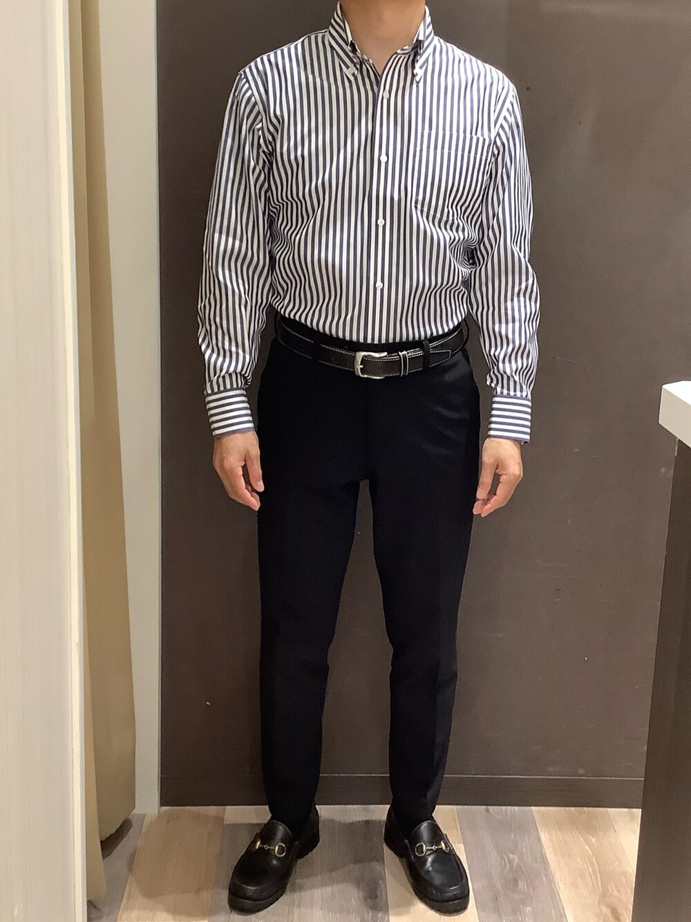 ブルー系のビジネスシャツを着用したメンズの春コーディネートの2枚目の写真