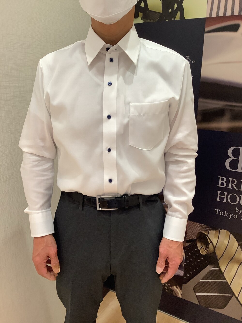 ホワイト系のビジネスシャツを着用したメンズの冬コーディネートの4枚目の写真