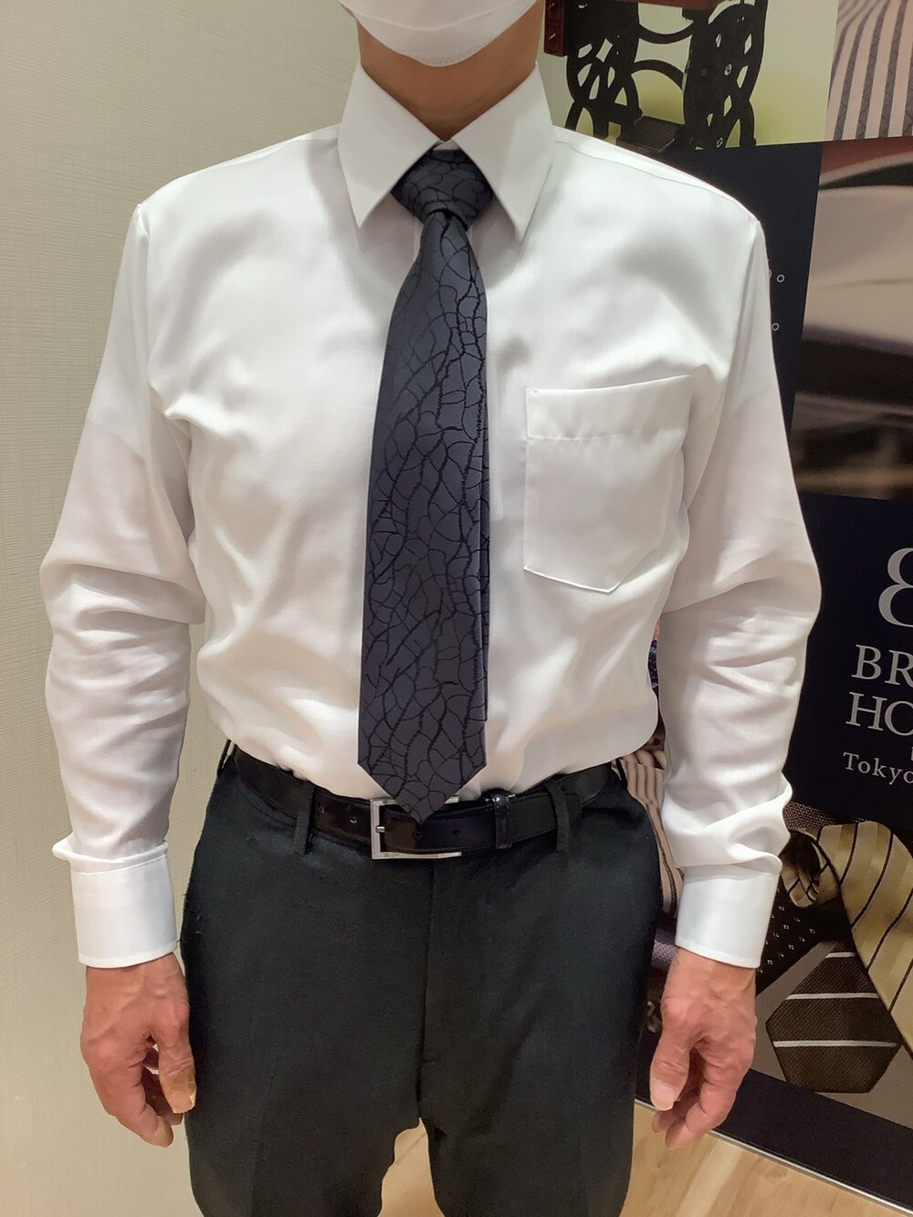 ホワイト系のビジネスシャツを着用したメンズの冬コーディネートの2枚目の写真